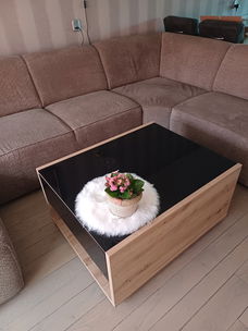 Mooie salontafel met glazen blad