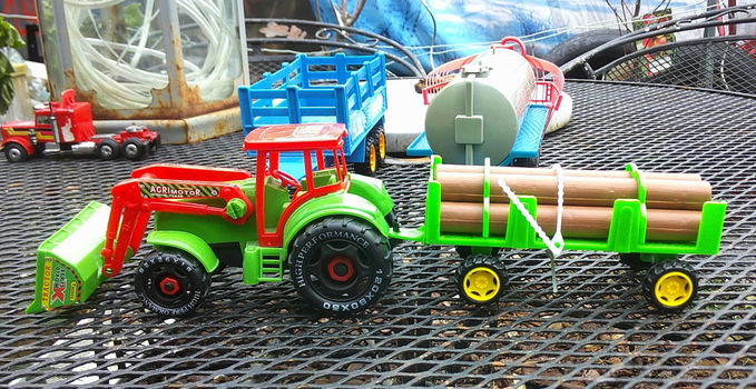 Speelgoed traktor met aanhangers - 1