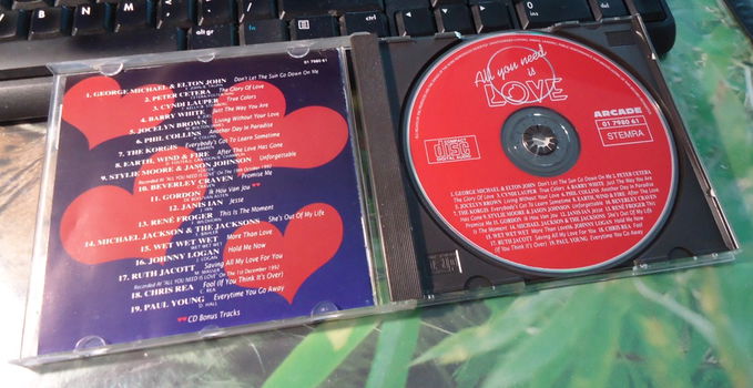De originele verzamel-CD All You Need Is Love van Arcade. - 2