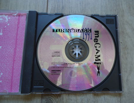 De originele mix-CD Turn Up The Bass Megamix 1991 van Arcade - 6