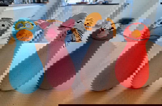 Vier knuffelfiguurtjes uit Sesamstraat (hoogte: 18 cm). - 0