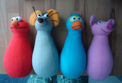 Vier knuffelfiguurtjes uit Sesamstraat (hoogte: 18 cm). - 5