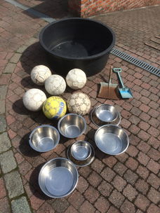 honden plonsbadje, ballen, eetkommen, kakschupjes, (plonsbad diameter 80cm x hoogte 30 cm)
