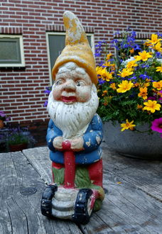 Vintage keramieken tuinkabouter met grasmaaier