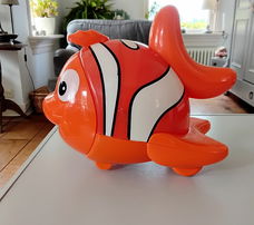 Grote plastieken Nemo vis - clownvis - clownfish (geluid defect)