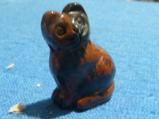 Hanger kat van mahonie obsidiaan