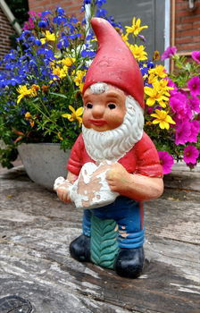 Vintage tuinkabouter met gietertje in de handen - terracotta - 0