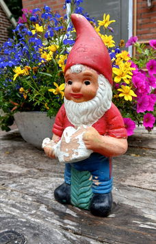 Vintage tuinkabouter met gietertje in de handen - terracotta