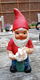 Vintage tuinkabouter met gietertje in de handen - terracotta - 3 - Thumbnail