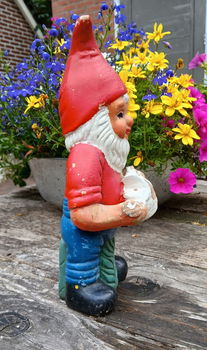 Vintage tuinkabouter met gietertje in de handen - terracotta - 6