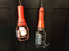 2 oranje looplampjes als industriële hanglampen