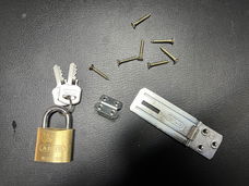 Deur-/ kastgrendel met hangslot.