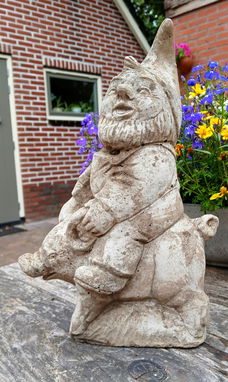 Tuinbeeld beton: Tuinkabouter zittend op varken / zwijn