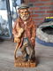 Statuur oude man met schoenen A - 0 - Thumbnail