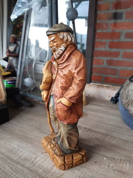 Statuur oude man met schoenen A - 6
