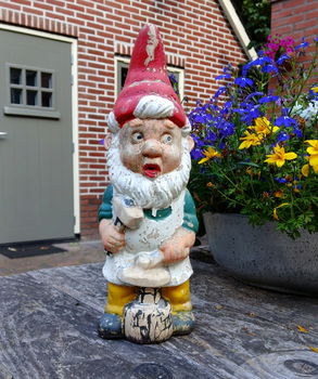 Vintage keramieken tuinkabouter met aambeeld en hamer - smit - smederij - 0
