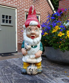 Vintage keramieken tuinkabouter met aambeeld en hamer - smit - smederij