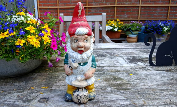 Vintage keramieken tuinkabouter met aambeeld en hamer - smit - smederij - 1