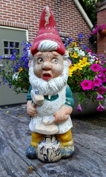 Vintage keramieken tuinkabouter met aambeeld en hamer - smit - smederij - 2