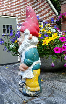 Vintage keramieken tuinkabouter met aambeeld en hamer - smit - smederij - 3