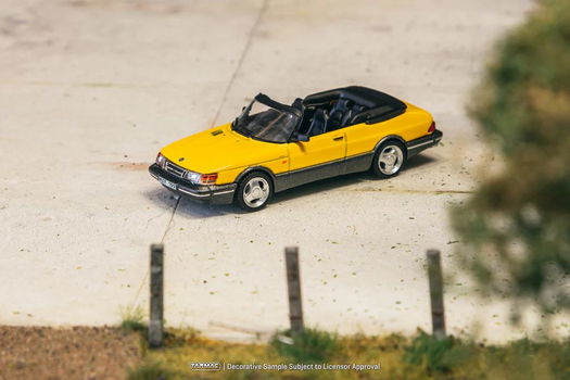 Saab 900 Turbo Convertible geel 1:64 Tarmac 100 - 3