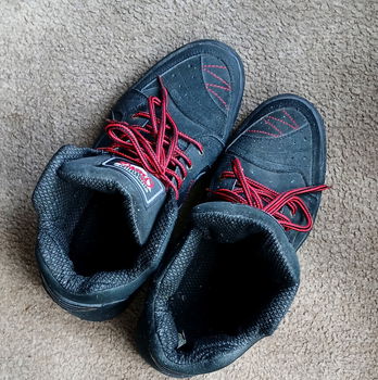 Wandelschoenen - bergschoenen - nauwelijks gebruikt - maat 42 - 1