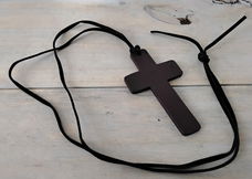 Halsketting met houten kruis - lederen bandje - gothic - nieuw