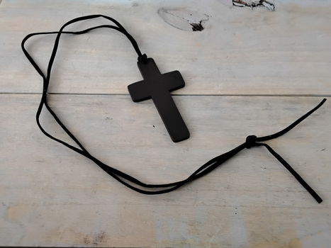 Halsketting met houten kruis - lederen bandje - gothic - nieuw - 1