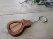 houten gitaarvormig opbergbox voor/met plectrum aan sleutelhanger - nieuw - 1 - Thumbnail