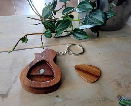 houten gitaarvormig opbergbox voor/met plectrum aan sleutelhanger - nieuw - 2