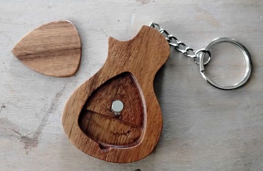 houten gitaarvormig opbergbox voor/met plectrum aan sleutelhanger - nieuw - 3
