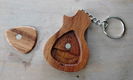 houten gitaarvormig opbergbox voor/met plectrum aan sleutelhanger - nieuw - 4 - Thumbnail