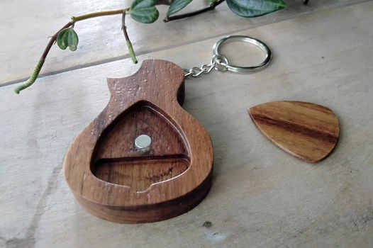 houten gitaarvormig opbergbox voor/met plectrum aan sleutelhanger - nieuw - 5