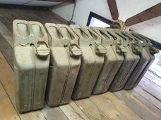 Stalen leger jerrycans