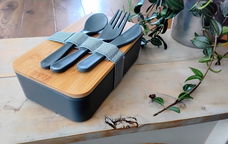 Lunchbox - broodtrommel + houten bamboe plankje + bestek - nieuw