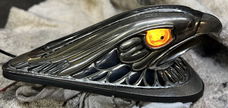 Fender large eagle van DRAG SPECIALTIES: 72923-SC3, chroom/goud, met oplichtende ogen.