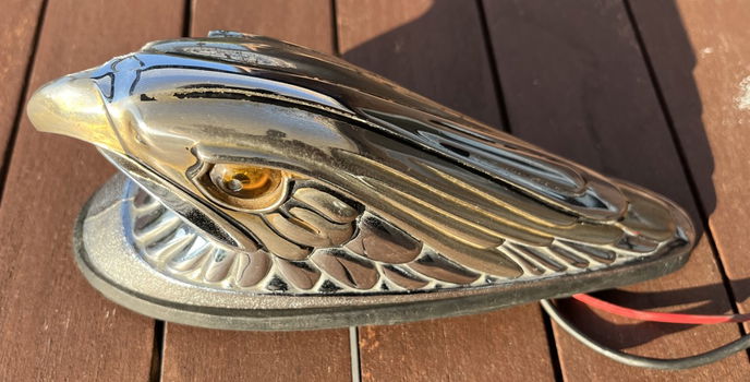 Fender large eagle van DRAG SPECIALTIES: 72923-SC3, chroom/goud, met oplichtende ogen. - 1