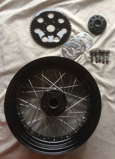 Harley 15" x 5,5" velg met tandwiel, spacer, bouten & shims, ideaal voor bv een 205 x 55 autoband