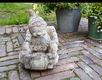 Tuinkabouter in auto plantenbakje - beton - 1 - Thumbnail