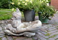 Tuinkabouter in auto plantenbakje - beton - 2 - Thumbnail