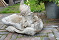 Tuinkabouter in auto plantenbakje - beton - 3 - Thumbnail