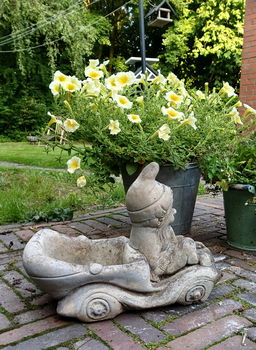Tuinkabouter in auto plantenbakje - beton - 4