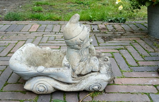 Tuinkabouter in auto plantenbakje - beton - 5