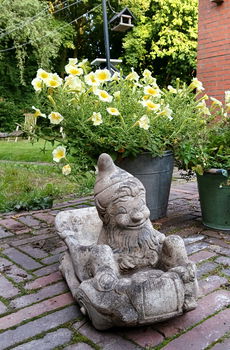 Tuinkabouter in auto plantenbakje - beton - 6