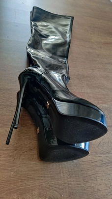 Hoge laklaarzen met dunne stilletos maat 38