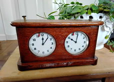 Oud schaakklokje van hout
