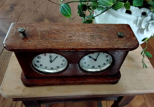 Oud schaakklokje van hout - 1