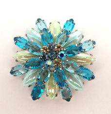 Mooie zachtblauwe broche