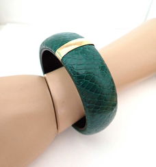 Moderne armband in donkergroen