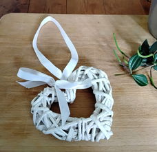 Rieten / rotan hart met lint - wit